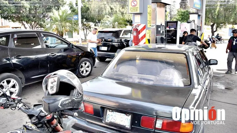 Autom&oacute;viles en la fila para acceder a combustible en Cochabamba./ NO&Eacute; PORTUGAL