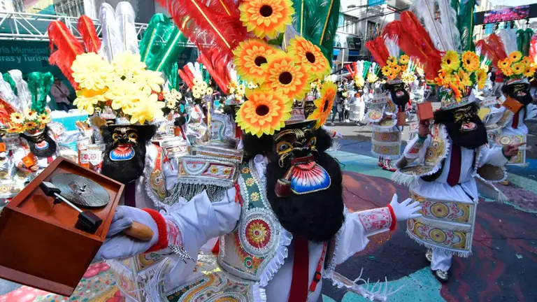 Fraternos bailan en al fiesta del Gran Poder, en La Paz. ARCHIVO