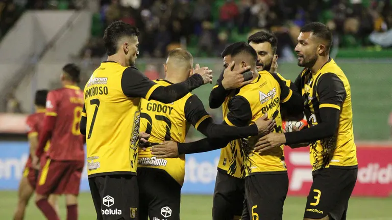 Jugadores de The Strongest celebran un triunfo./ APG