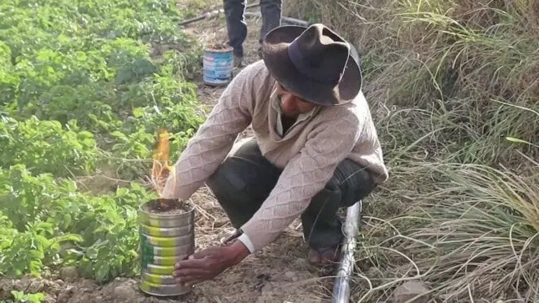 Un productor muestra el uso de la estufa con aserr&iacute;n, en Chi&ntilde;ata, Sacaba. GOBERNACI&Oacute;N