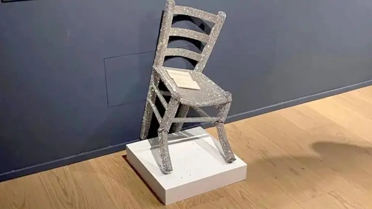 Turista rompe la silla &ldquo;Van Gogh&rdquo; adornada con cristales Swarovski./ RRSS