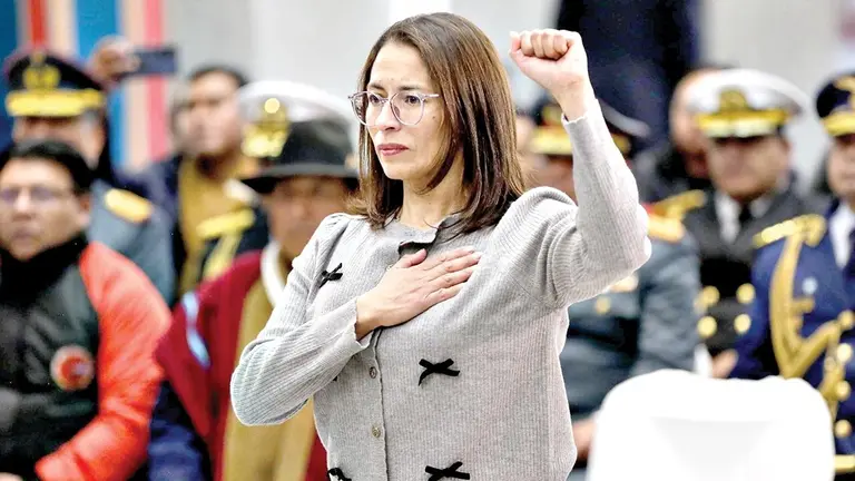 Jessica Paola Saravia jura como nueva ministra de Justicia./ ABI