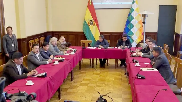 Las autoridades reunidas en la Vicepresidencia./ ERBOL