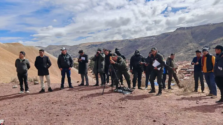 Fiscal&iacute;a y Polic&iacute;a inspeccionan Llallagua y realizan pericias en bal&iacute;stica forense./ FGE