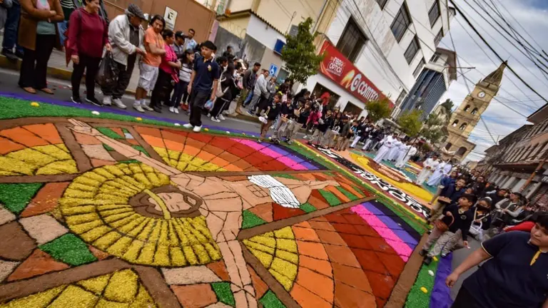 Los mosaicos elaborados en el centro de la ciudad de Cochabamba. DICO SOL&Iacute;S