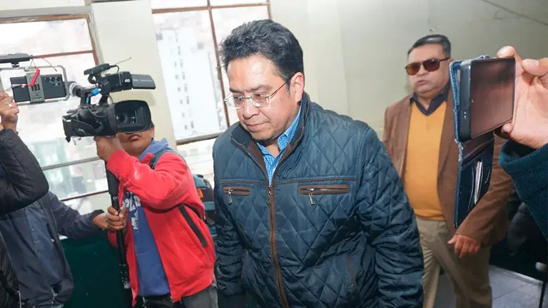 El exministro de Justicia, C&eacute;sar Siles, en oficinas de la FELCC. APG