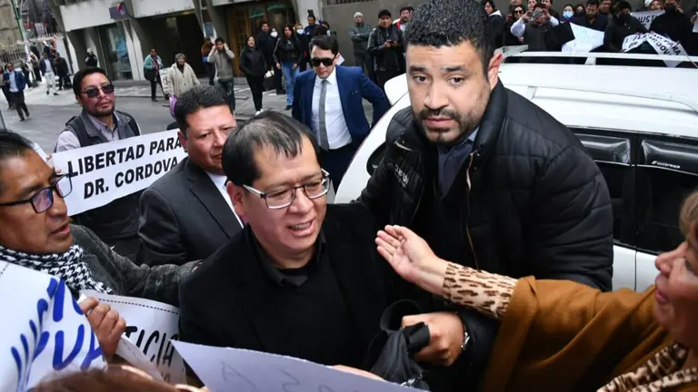 Yv&aacute;n C&oacute;rdova se presenta ante la Fiscal&iacute;a para comparecer por el caso consorcio. APG