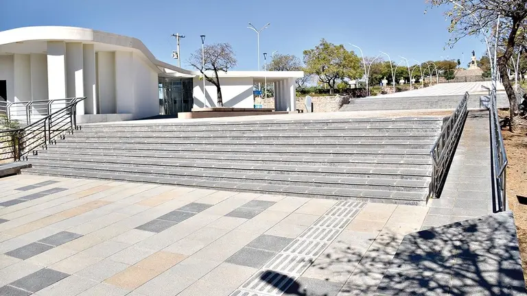 La fachada de la galería de arte en la Coronilla./ NOÉ PORTUGAL
