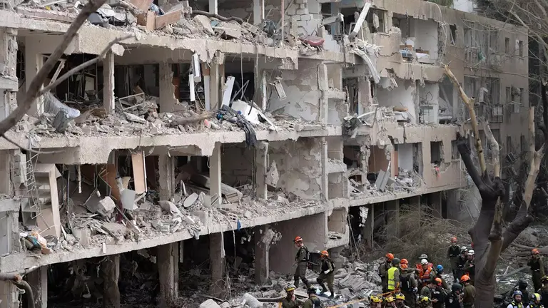 Edificio destruido en Israel tras la respuesta de Ir&aacute;n a los ataques estadounidenses a sus instalaciones nucleares. EUROPA PRESS