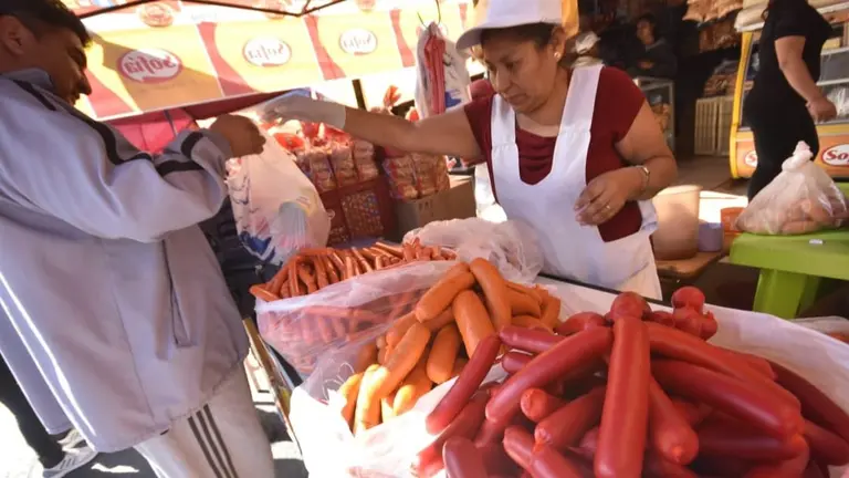 Venta de salchichas en mercados de la Lllajta. DICO SOL&Iacute;S