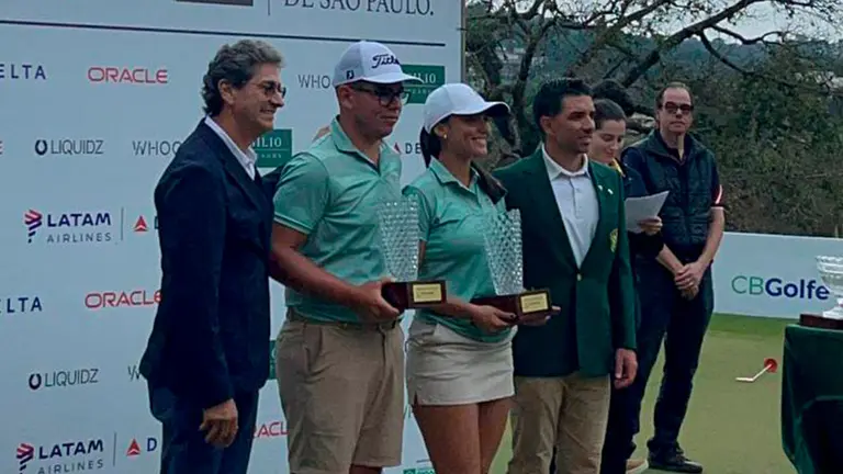 Foto de los t&iacute;tulos por parejas e individual de Quiroga. FBG