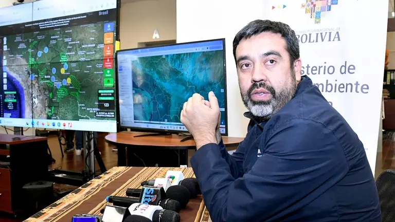 El ministro de Medio Ambiente y Agua, Álvaro Ruiz, dio un informe de los focos de calor./ APG