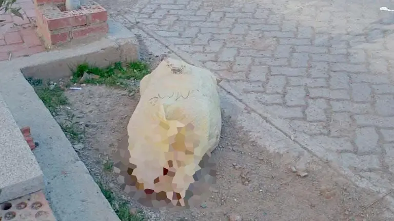 La bolsa de yute con la víctima encontrada en su interior./ RRSS