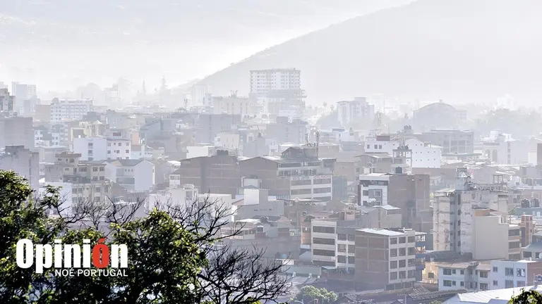 Una vista panor&aacute;mica de la ciudad con una capa de smog./ NO&Eacute; PORTUGAL