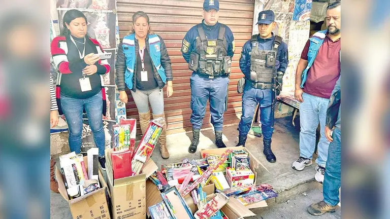 Personal municipal con los juegos pirot&eacute;cnicos decomisados./ GAMC