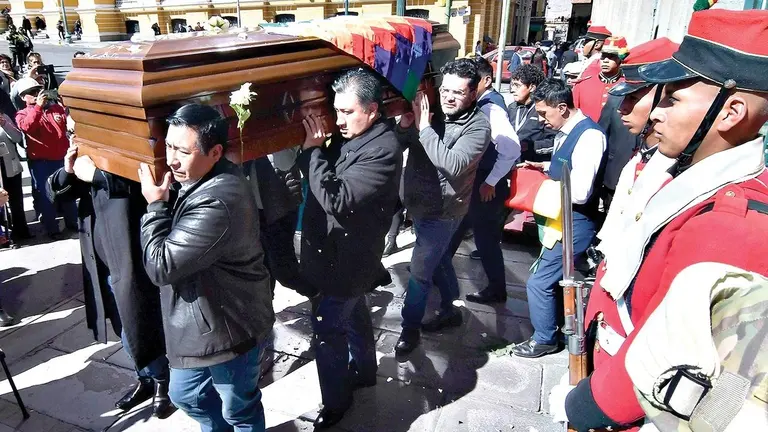 Autoridades y familiares llevan los restos de Erland Rodr&iacute;guez./ APG