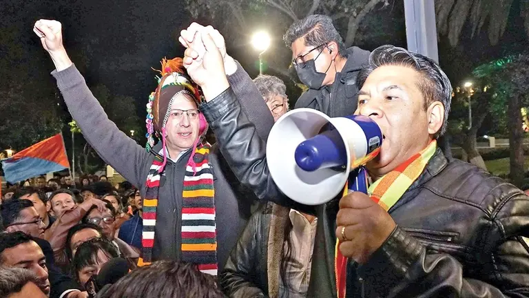 Jaime Dunn celebra tras tramitar documentos pendientes./ APG