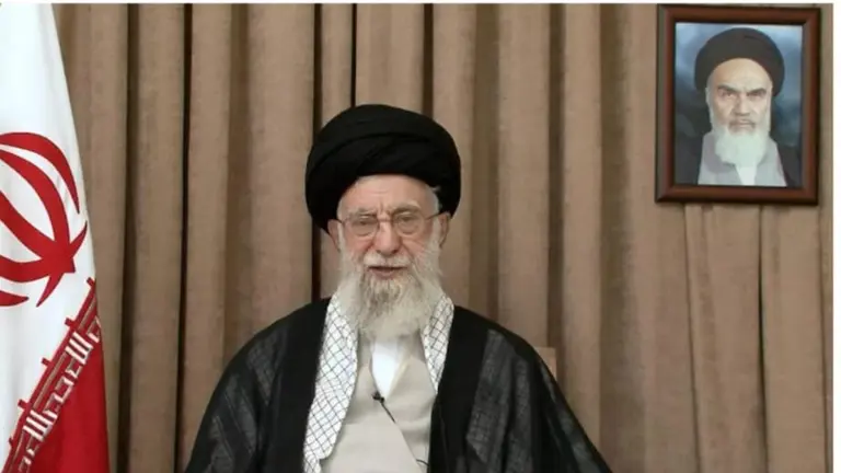 El l&iacute;der supremo de Ir&aacute;n, el ayatol&aacute; Ali Jamenei habla en un mensaje televisado, despu&eacute;s del alto el fuego entre Ir&aacute;n e Israel. CAPTURA DE PANTALLA