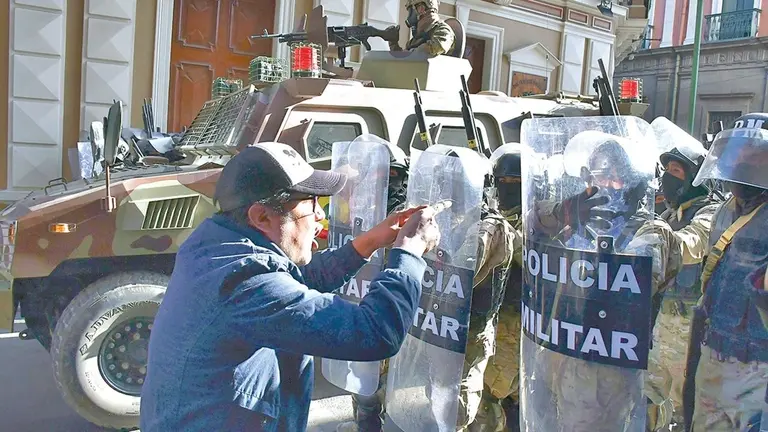 Los militares en la plaza Murillo de La Paz, el 26 de junio de 2024./ APG