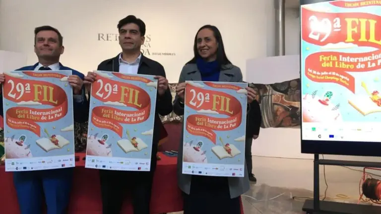 Organizadores y patrocinadores de la Feria del Libro pace&ntilde;a 2025, durante la presentaci&oacute;n de su imagen oficial. FILLP