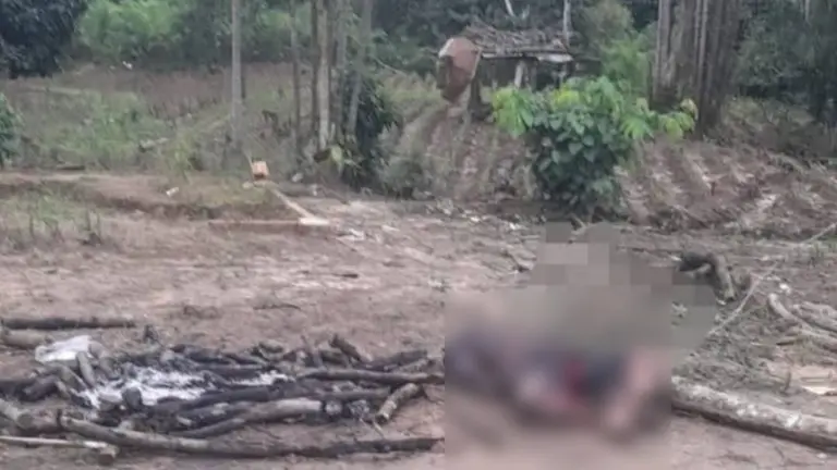 El cuerpo sin vida de uno de los dos hombres hallados en Shinahota. RRSS