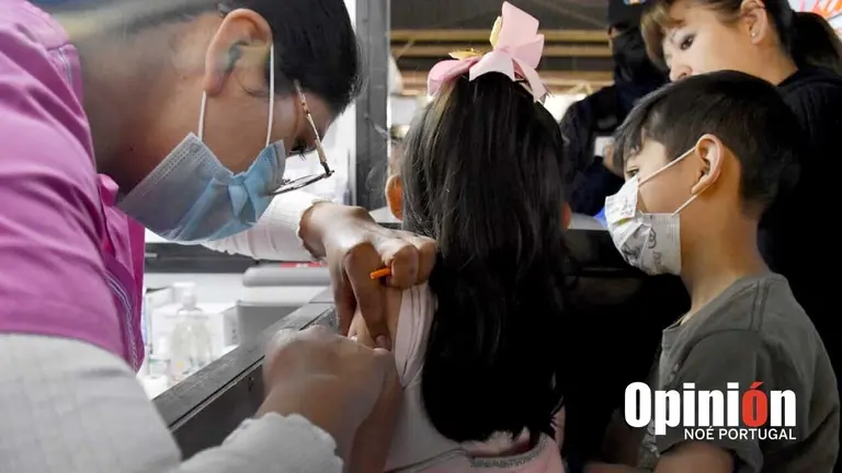Una ni&ntilde;a recibe una dosis de la vacuna contra el sarampi&oacute;n en la Terminal de Buses de Cochabamba, NO&Eacute; PORTUGAL