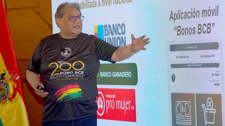 El presidente del BCB, Edwin Rojas, explica los alcances del Bono Bicentenario./ APG