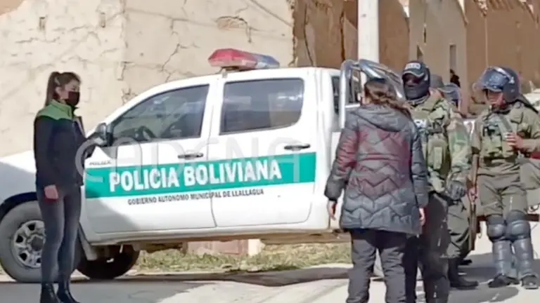Polic&iacute;as en la localidad de Llallagua, Potos&iacute;./ ABI