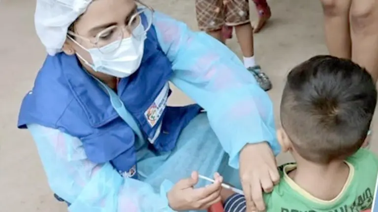 Un ni&ntilde;o recibe una dosis de la vacuna contra el sarampi&oacute;n./ ABI
