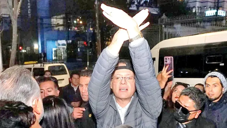 Jaime Dunn, enojado, tras conocer sobre su inhabilitaci&oacute;n, anoche./ APG