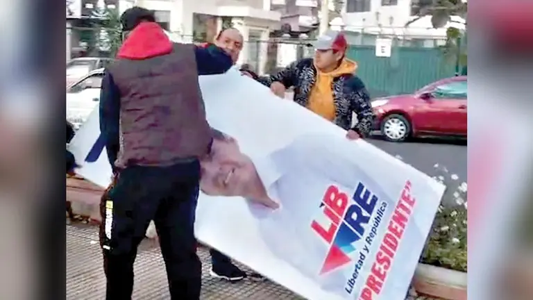 Captura de imagen de una persona retirando propaganda de LIBRE./ VIDEO ALIANZA LIBRE