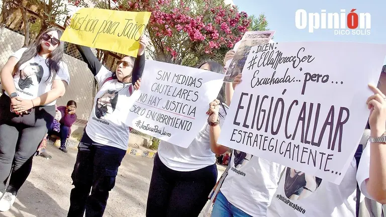 Familiares y amigos de Jairo se concentraron en la entrada del Hospital Viedma, exigiendo justicia./ DICO SOL&Iacute;S