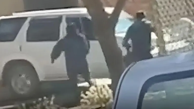 La propietaria del inmueble se interpuso frente a la vagoneta, que no ten&iacute;a intenci&oacute;n de detenerse. Los delincuentes lograron escapar./  URGENTE.BO