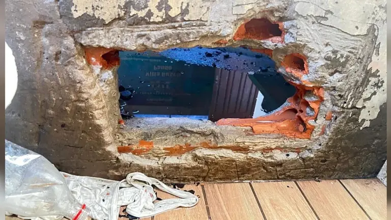 Hueco en el muro realizado por personas privadas que pretendían escapar del penal de Villa Busch en Pando./ CORTESÍA