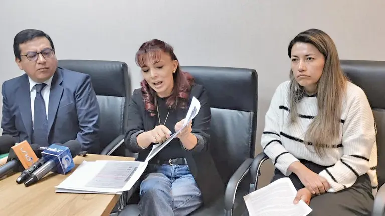 El abogado Marcelo Rollano con Nancy y Carminia Claure durante la conferencia de prensa./ MARIELA COSS&Iacute;O