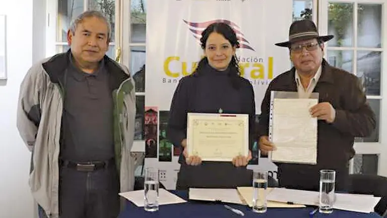 Entrega del documento hist&oacute;rico./ FC-BCB