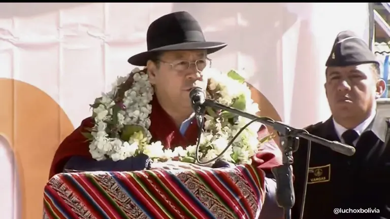 El presidente Luis Arce, durante la entrega de una unidad educativa en Hichocollo, ubicado en el municipio de Pelechuco, en La Paz.  CAPTURA DE PANTALLA
