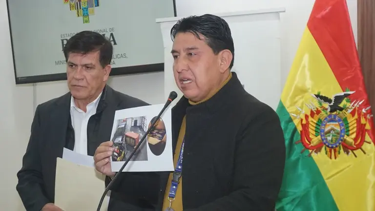 El gerente general de BoA, Mario Borda, (i) y el director general de NAABOL, Elmer Pozo, (d) se pronuncian sobre los procesos de investigaci&oacute;n ante presuntos hechos irregulares en la aerol&iacute;nea estatal. APG