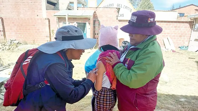Una ni&ntilde;a recibe una dosis de la vacuna contra el sarampi&oacute;n./ SEDES LA PAZ