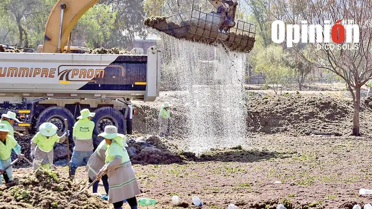 La maquinaria pesada en la laguna Alalay, este 10 de julio./ DICO SOL&Iacute;S