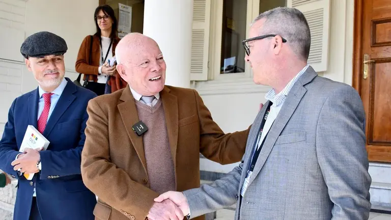 Óscar Hassenteufel junto con el jefe adjunto de misión de la UE, Alexander Ian Gray./ APG