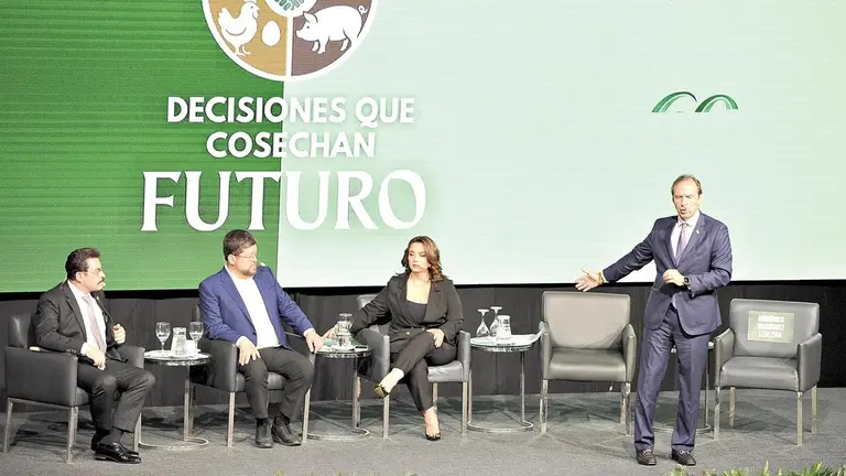 Los candidatos Manfred Reyes Villa, Samuel Doria Medina y Jorge Quiroga (de pie) asistieron al Foro Agropecuario el pasado 25 de junio. / APG