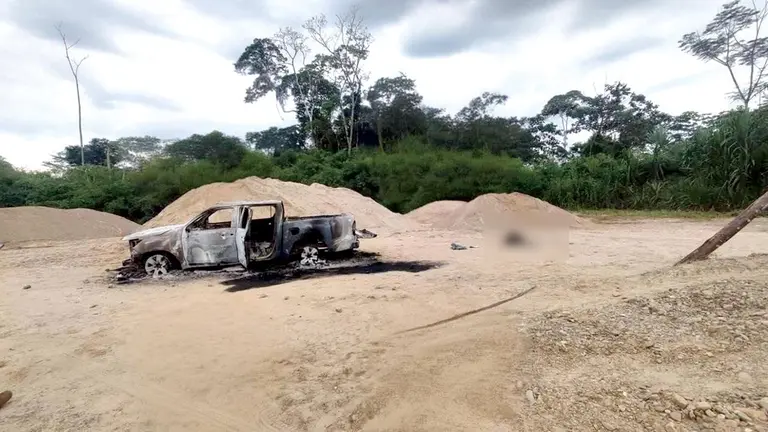 Vehículo quemado en el que presuntamente operaban los asesinados. / RRSS