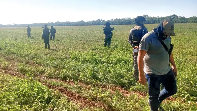 Polic&iacute;as resguardan la propiedad Santa Rita./ ERBOL
