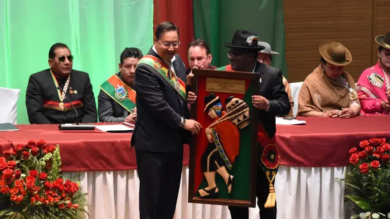 el presidente Luis Arce y el vicepresidente David Choquehuanca participan de la Sesi&oacute;n de Honor conjunta que se realiza en la Casa Grande del Pueblo. BOLIVIA TV