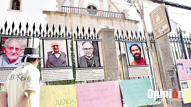 Pancartas en contra de los curas abusadores en las puertas del templo de la Compañía de Jesús en Cochabamba./ NOÉ PORTUGAL