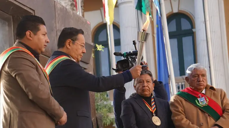 El presidente del Estado Luis Arce, durante el encendido de la tea de Pedro Domingo Murillo. APG