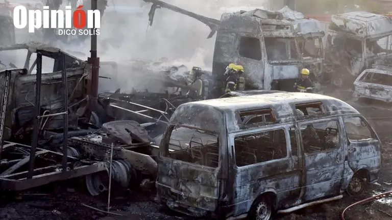 Se registro un incendio de magnitud en un depósito de autos de la Dirección de Registro, Control y Administración de Bienes Incautados (Dircavi) ubicado en la avenida Petrolera./ DICO SOLÍS