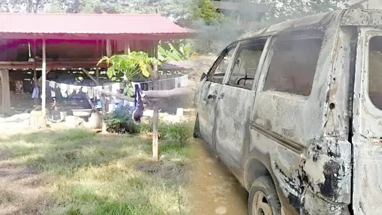 La vivienda donde la familia fue atacada y el veh&iacute;culo incendiado que presuntamente usaron los autores./ CORTES&Iacute;A