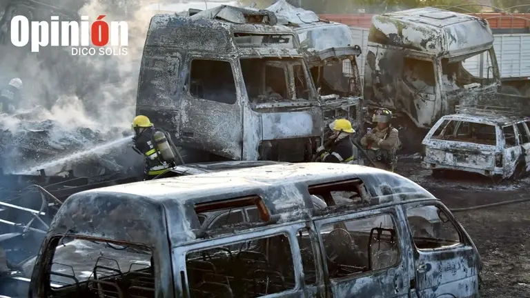 Incendio consume veh&iacute;culos en dep&oacute;sito de Dircabi./ DICO SOL&Iacute;S